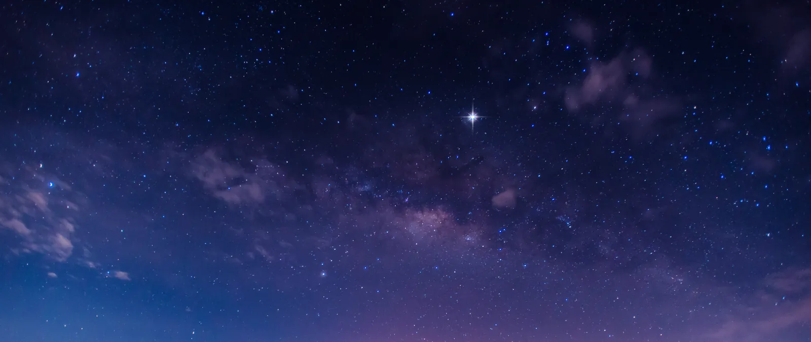Ruhiger Sternenhimmel in tiefem Blau